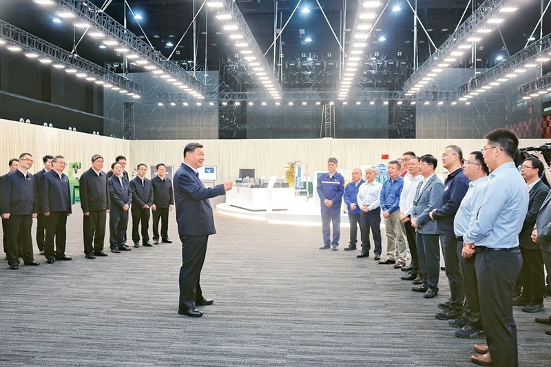 2024年10月17日至18日，中共中央總書記、國家主席、中央軍委主席習近平在安徽考察。這是17日下午，習近平在合肥濱湖科學城考察時，同現(xiàn)場科研人員和企業(yè)負責人親切交流。 新華社記者 鞠鵬/攝