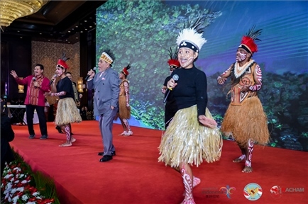 山東濟寧職業(yè)技術學校印尼巴布亞留學生演唱與大使一起演唱巴布亞傳統(tǒng)歌曲。印尼駐華大使館供圖