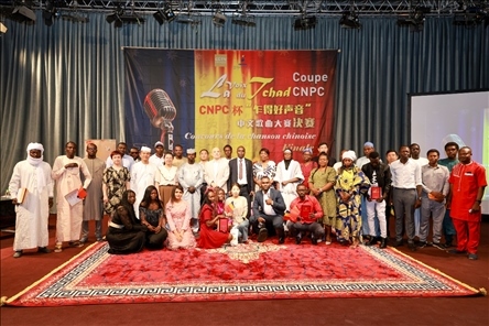 選手、評委、組委會工作人員共同與頒獎嘉賓合影。中國石油非洲公司供圖