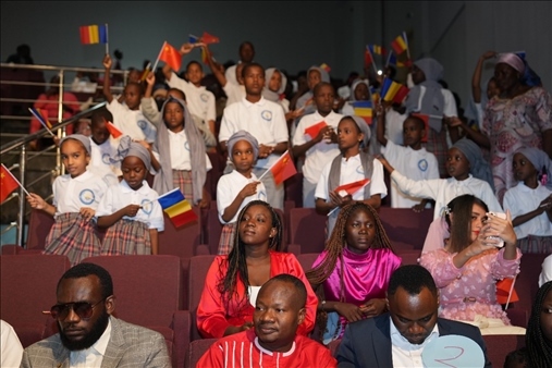 現(xiàn)場觀眾與決賽選手熱情互動。中國石油非洲公司供圖