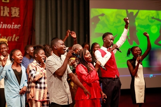 孔子學院的同學們演唱中文歌曲《明天會更好》。中國石油非洲公司供圖