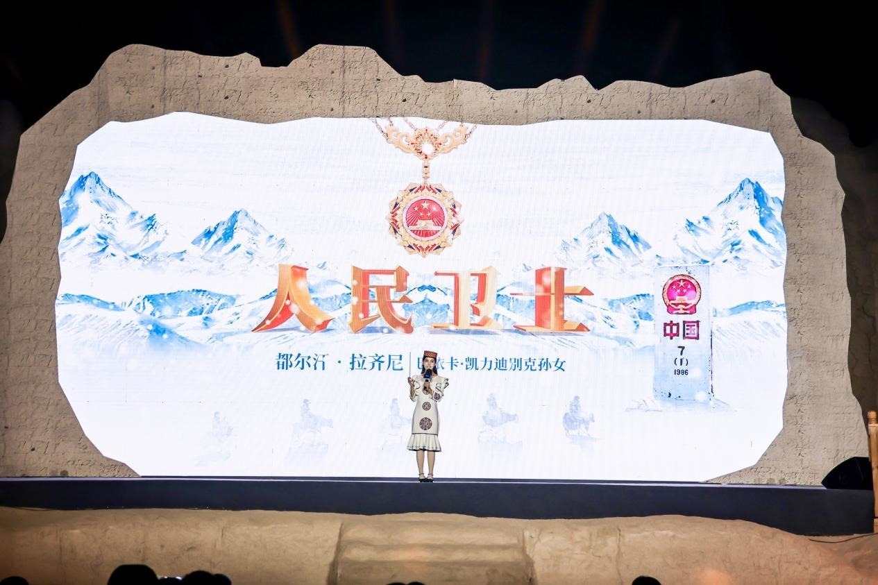 都爾汗·拉齊尼在“何以中國·五星出東方”網(wǎng)絡(luò)主題宣傳活動現(xiàn)場演講。人民視頻供圖