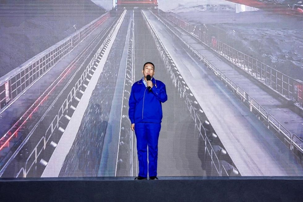 邵旭鵬在“何以中國·五星出東方”網(wǎng)絡(luò)主題宣傳活動現(xiàn)場演講。人民視頻供圖