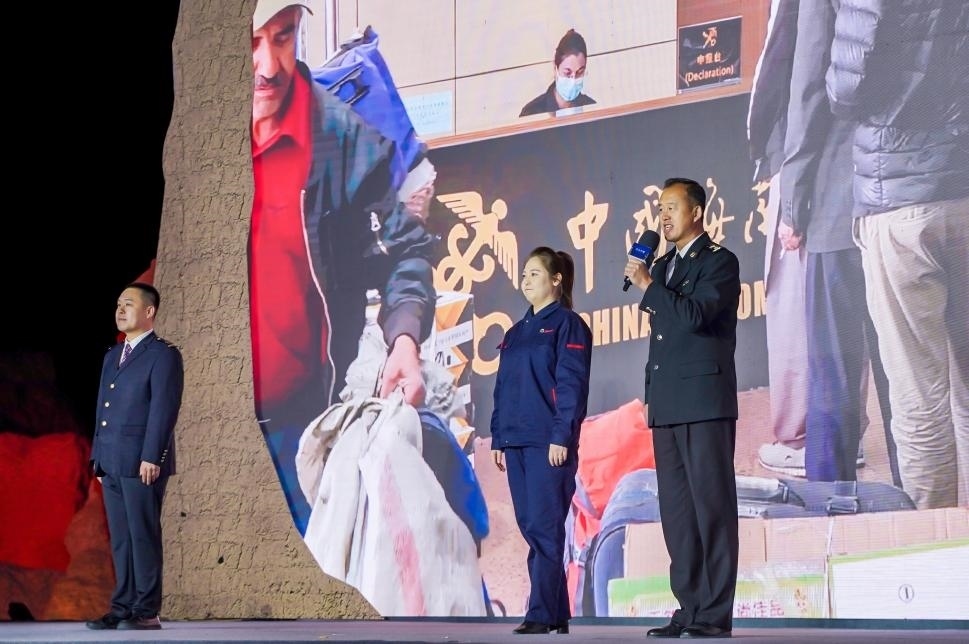 張曉波（右一）在“何以中國·五星出東方”網(wǎng)絡(luò)主題宣傳活動現(xiàn)場演講。人民視頻供圖