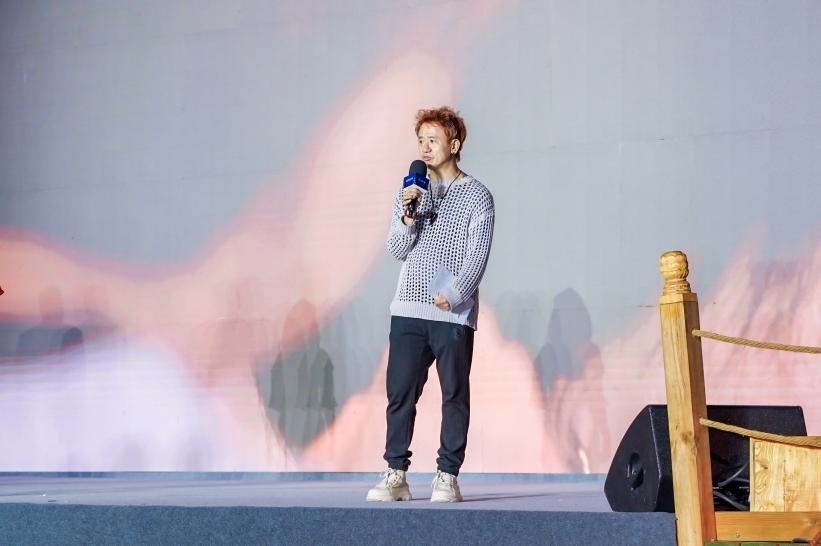 安鐘旭在“何以中國·五星出東方”網(wǎng)絡(luò)主題宣傳活動現(xiàn)場演講。人民視頻供圖