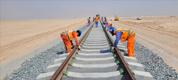 阿提哈德鐵路二期A標項目施工中。中建中東供圖