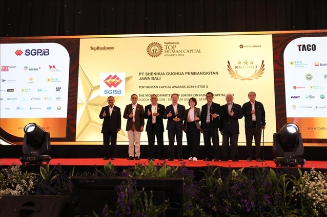 國能印尼爪哇發(fā)電公司董事長(zhǎng)趙志剛（左四）與其他獲獎(jiǎng)?wù)吆嫌?。國能印尼爪哇發(fā)電公司供圖