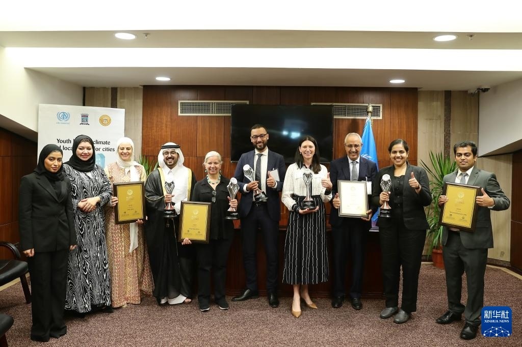 10月31日，在埃及亞歷山大，獲得第二屆全球可持續(xù)發(fā)展城市獎(jiǎng)（上海獎(jiǎng)）的城市代表合影。新華社記者 王東震 攝