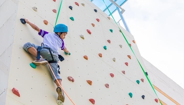 浙江臺州，正在學(xué)習(xí)攀巖課程的小學(xué)生