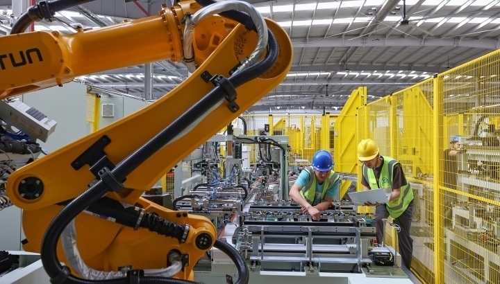 江蘇昆山，智能生產(chǎn)線上人機協(xié)同作業(yè)