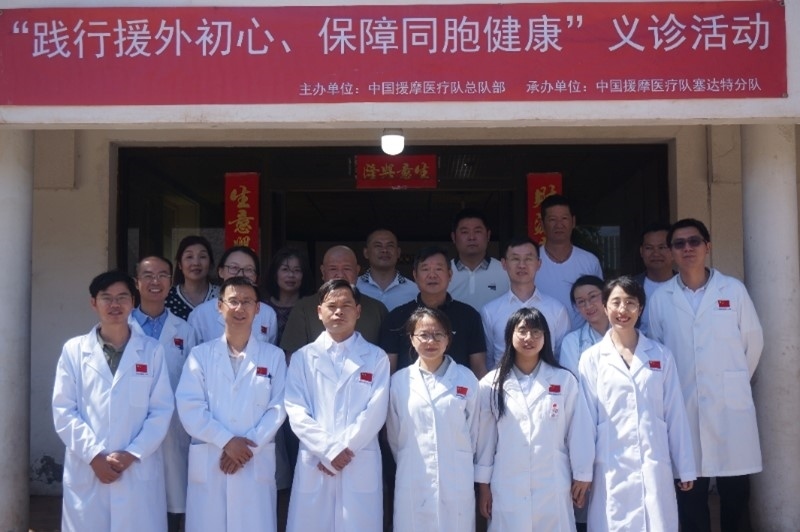 今年6月，援摩中國醫(yī)療隊(duì)塞達(dá)特分隊(duì)在當(dāng)?shù)刂匈Y企業(yè)舉辦義診活動(dòng)。第196批中國援助摩洛哥醫(yī)療隊(duì)塞達(dá)特分隊(duì)供圖