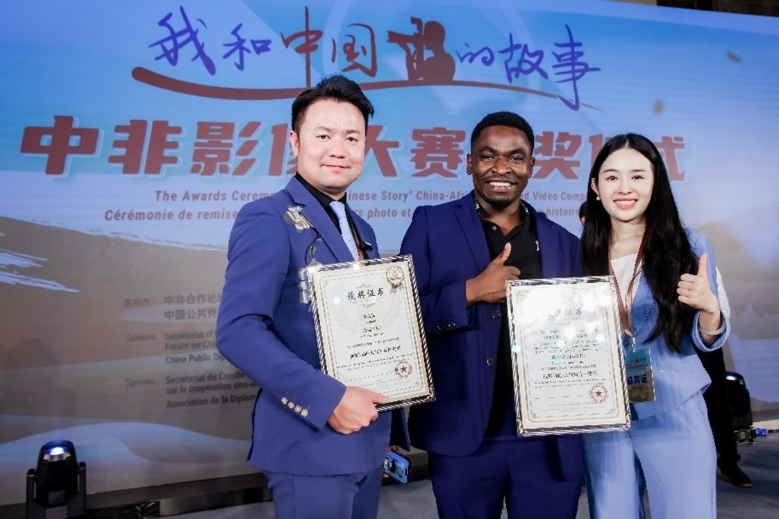 王曉樂（中）與其他嘉賓合影。主辦方供圖