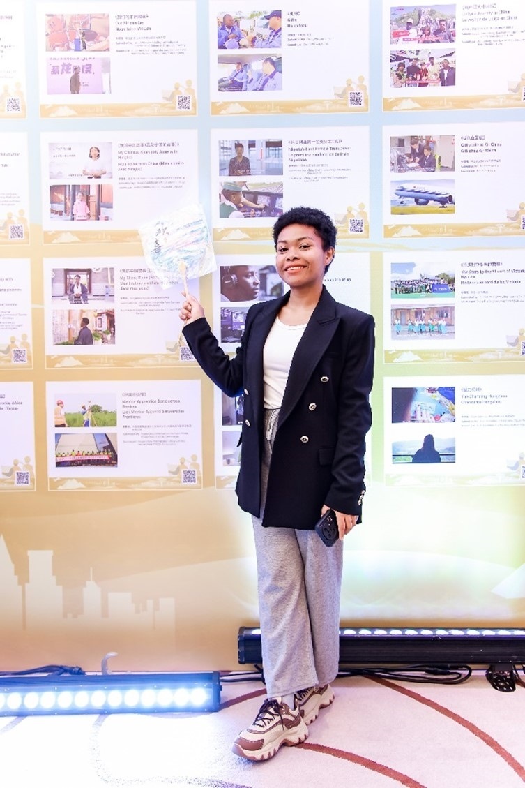 愈靈兒和她的作品合影。主辦方供圖