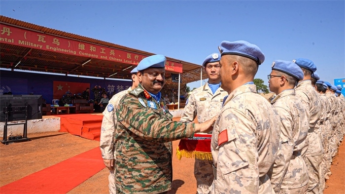 聯(lián)南蘇團(tuán)部隊(duì)司令莫漢中將為維和官兵授勛。秦貴君攝