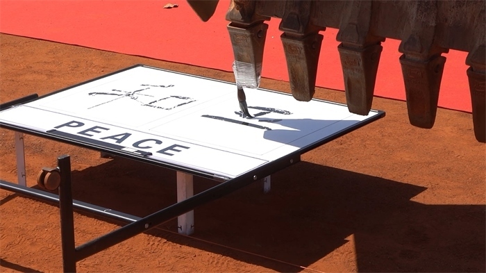 工程機(jī)械表演寫書法。王皓宇攝