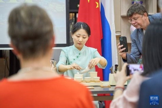 這是11月2日在俄羅斯符拉迪沃斯托克的活動(dòng)現(xiàn)場(chǎng)拍攝的茶藝表演。新華社發(fā)（郭飛洲攝）