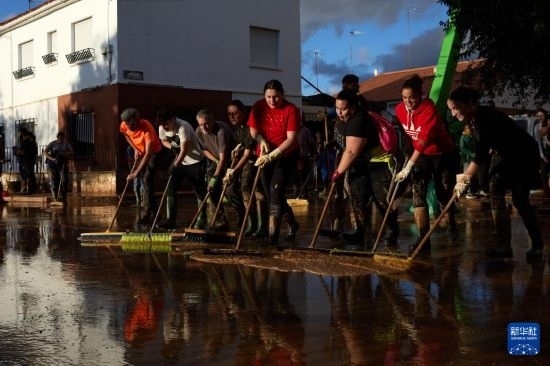 11月2日，居民在西班牙烏鐵爾清理房屋。新華社記者 孟鼎博 攝