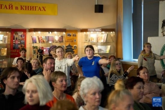 11月2日，來賓在俄羅斯符拉迪沃斯托克的活動(dòng)現(xiàn)場(chǎng)模仿八段錦的動(dòng)作。新華社發(fā)（郭飛洲攝）