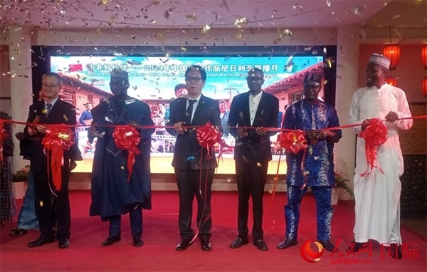 嘉賓們?yōu)橛耙曊共ピ禄顒?dòng)剪彩。人民網(wǎng)記者 姜宣攝