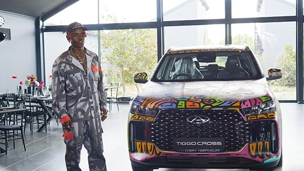 Samurai Farai和其汽車噴繪作品。人民網(wǎng) 張茜攝