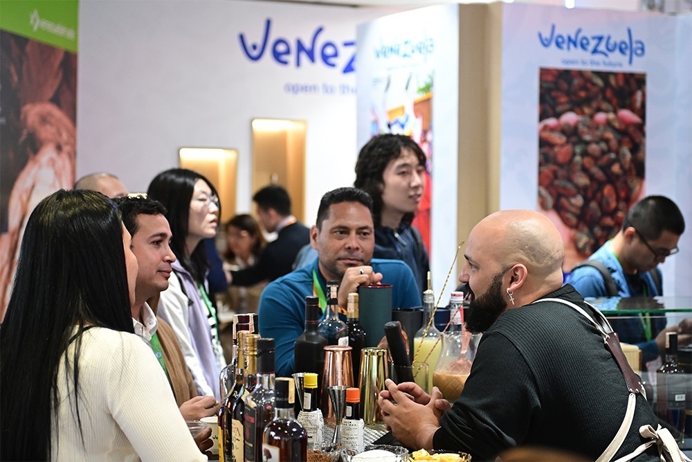 2023年11月9日，上海，觀眾在進(jìn)博會委內(nèi)瑞拉館參觀、交流、洽談。