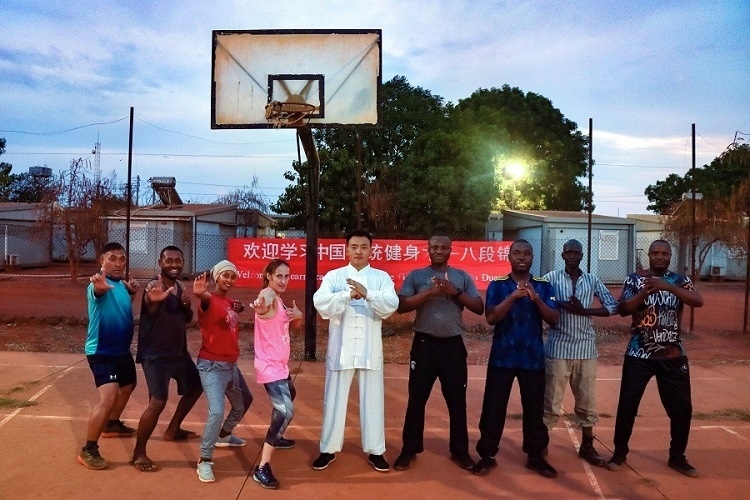 組織八段錦教學(xué)。王軍杰 攝