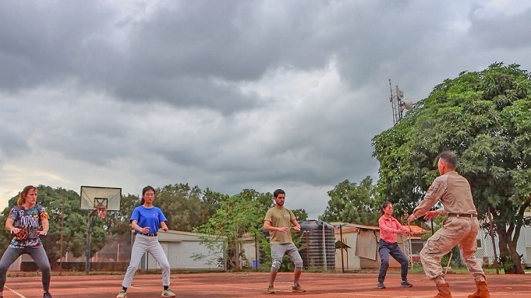 認(rèn)真學(xué)習(xí)動作。孫亞斌 攝