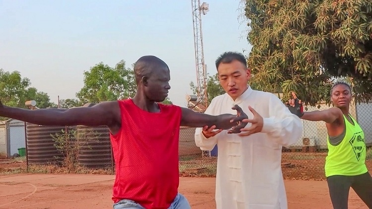 細(xì)心指導(dǎo)動作。馬騫攝