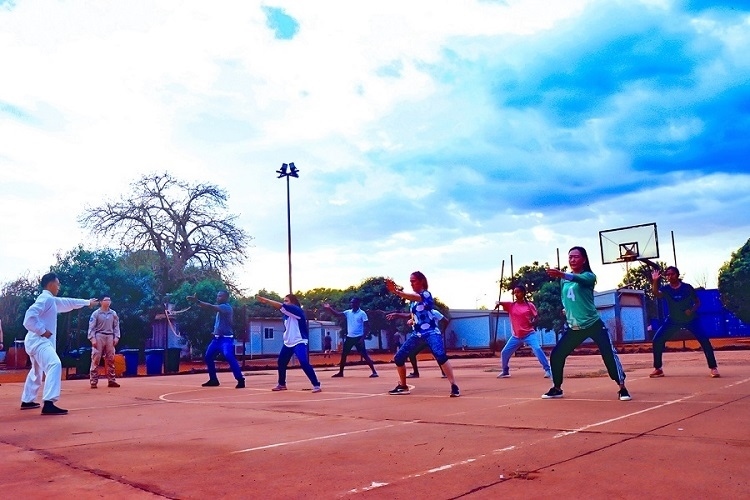 示范標(biāo)準(zhǔn)動作。鄧原淘攝