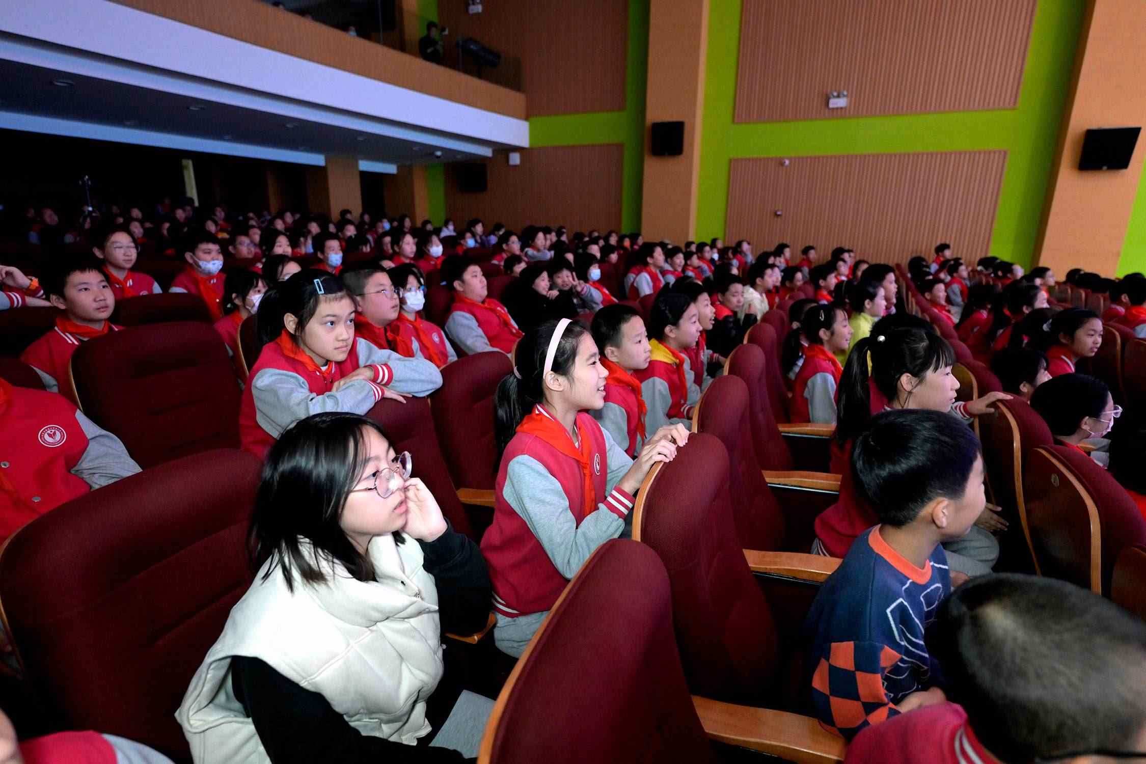 花校區(qū)學(xué)生現(xiàn)場(chǎng)歡呼照片。主辦方供圖