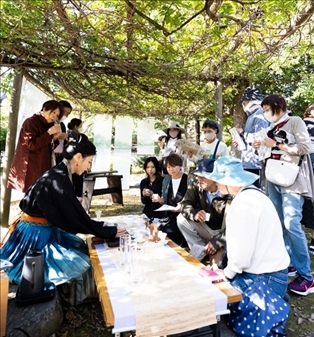 游客們?cè)谡憬w驗(yàn)區(qū)品茶。