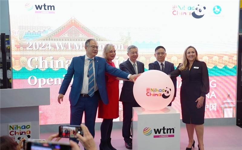 中外嘉賓為中國(guó)館開幕點(diǎn)亮水晶球。吳若鳴攝