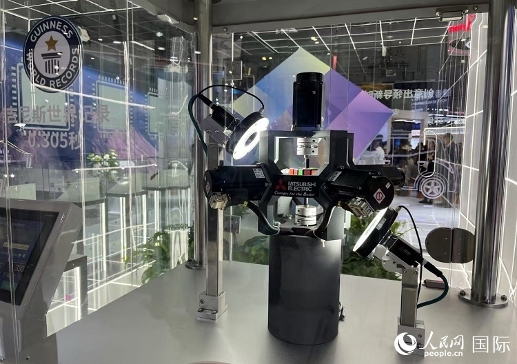 三菱電機(jī)開(kāi)發(fā)的魔方機(jī)器人是吉尼斯世界紀(jì)錄保持者。人民網(wǎng)記者 陳思攝