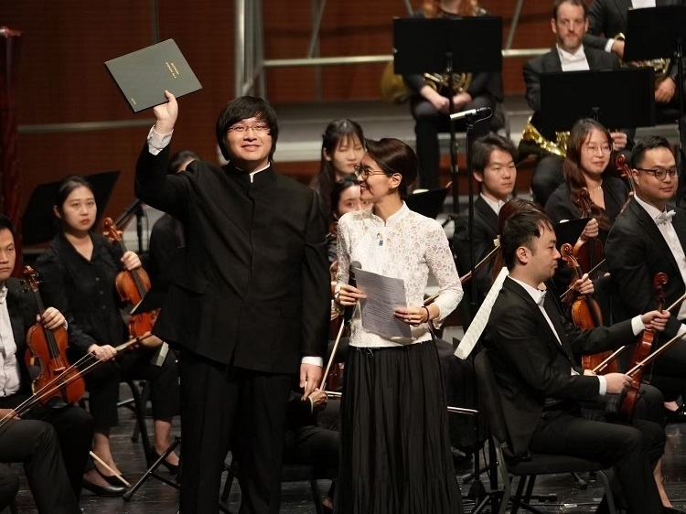 小澤征良向俞潞贈(zèng)送小澤征爾使用過的《第五交響曲》樂譜。演出方供圖