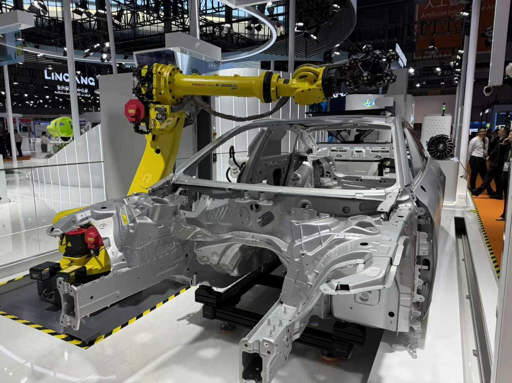 在汽車制造展區(qū)，高精度智能檢測裝備正在模擬檢測汽車車身。人民網(wǎng)記者 王仁宏攝