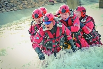  山東省日照市消防救援支隊消防員正在進(jìn)行多人淺灘涉水橫渡訓(xùn)練。圖片由國家消防救援局提供