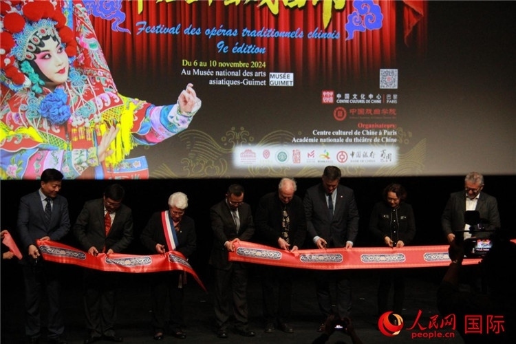 戲劇節(jié)開幕剪彩。人民網(wǎng)記者 尚凱元攝