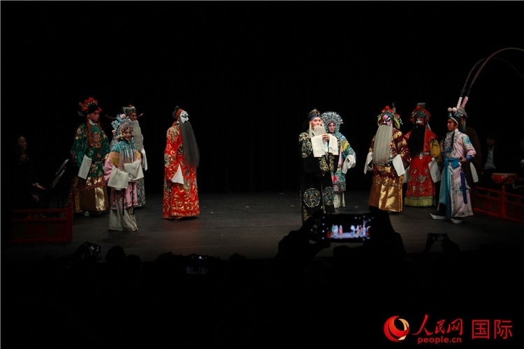 演員向觀眾謝幕。人民網(wǎng)記者 尚凱元攝