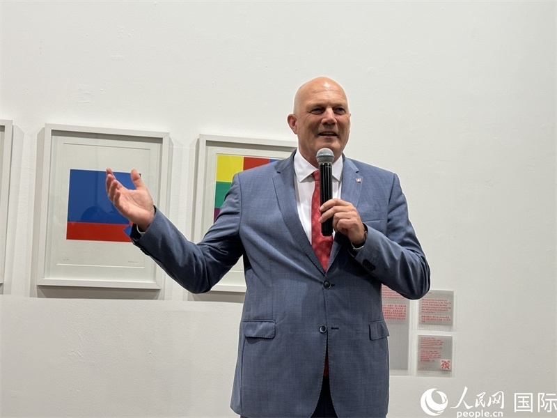 11月8日，瑞士駐華大使白瑞誼在“瑞士經(jīng)典設(shè)計展”開幕式上發(fā)表致辭。（人民網(wǎng) 謝瑩攝）