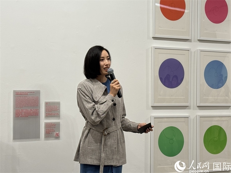 11月8日，今日美術(shù)館館長張然在“瑞士經(jīng)典設(shè)計展”開幕式上發(fā)表致辭。（人民網(wǎng) 謝瑩攝）