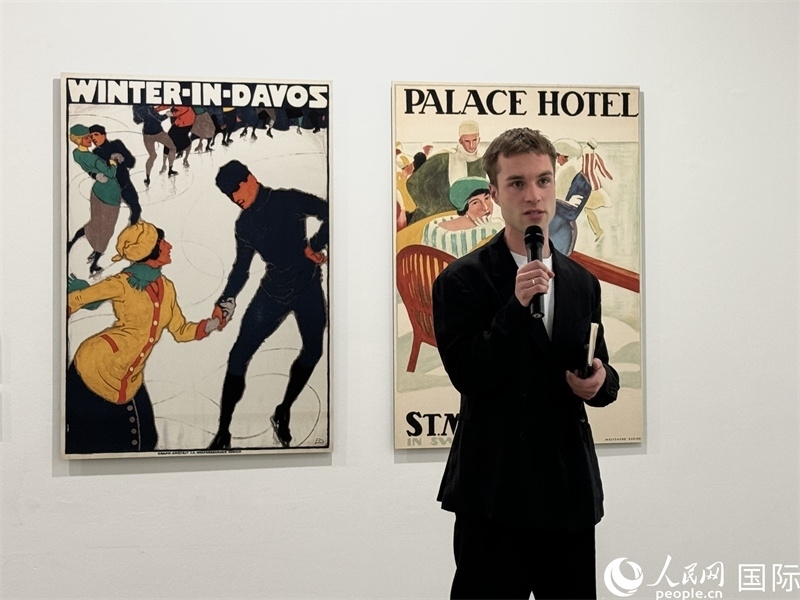 11月8日，“瑞士經(jīng)典設(shè)計展”策展人言照壁向與會嘉賓導(dǎo)覽。（人民網(wǎng) 謝瑩攝）