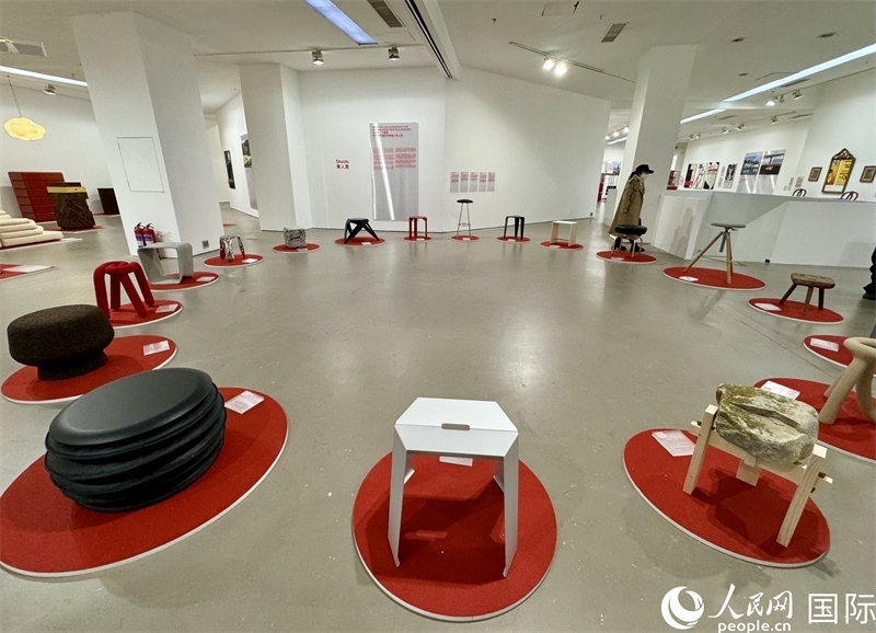 11月8日，瑞士經(jīng)典設(shè)計展現(xiàn)場。（人民網(wǎng) 謝瑩攝）