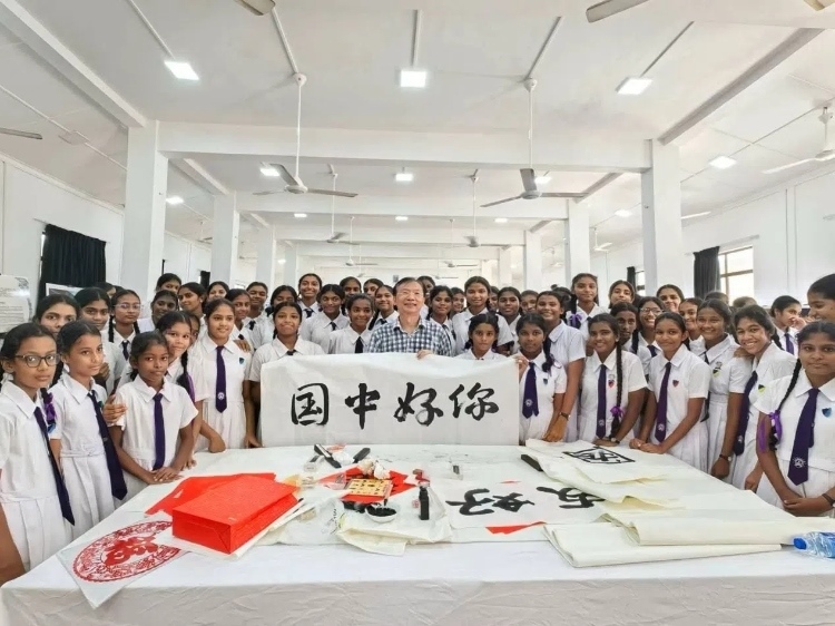 斯里蘭卡學生在系列活動中學習中國書法。圖片由主辦方提供