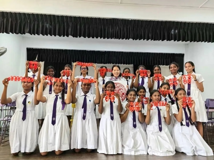 斯里蘭卡學生展示剪紙作品。圖片由主辦方提供