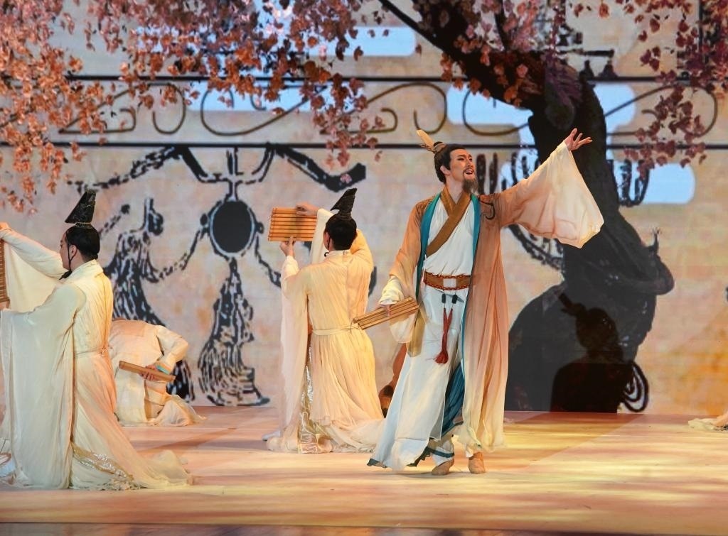 11月6日，演職人員在表演民族舞劇《孔子》片段。新華社記者 張晨霖 攝