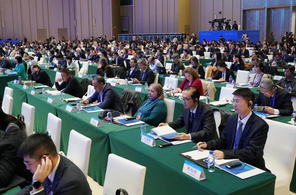 11月7日，中外嘉賓在首屆世界古典學大會開幕式現(xiàn)場聽會。新華社記者 張晨霖 攝