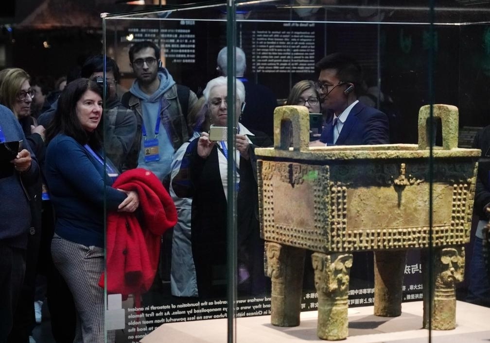 11月6日，中外嘉賓來到中國考古博物館參觀“考古與中華文明溯源展”。該展是本屆世界古典學大會推出的配套活動之一。新華社記者 張晨霖 攝