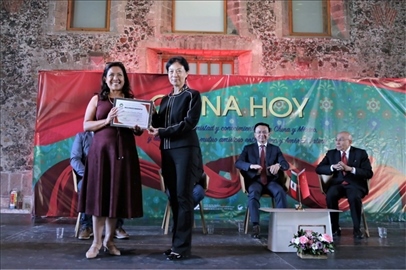 李雅芳向加比拉爾·塞迪略授予“拉美分社榮譽(yù)員工”稱號。主辦方供圖