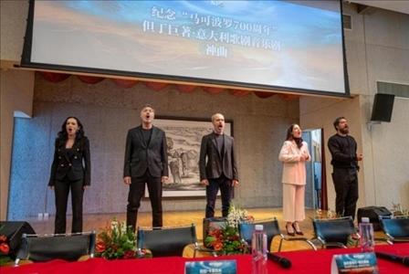 發(fā)布會現(xiàn)場，主創(chuàng)表演音樂劇片段。主辦方供圖