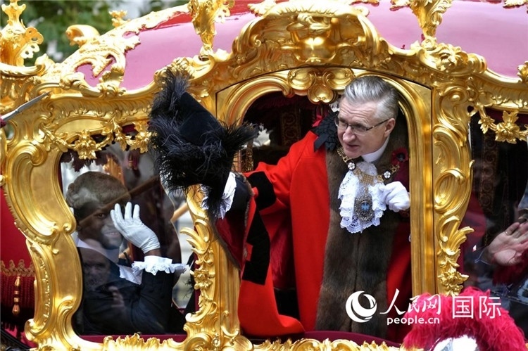 新任金融城市長阿拉斯泰爾·金向人群致意。吳若鳴攝